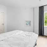 Waterfront - - Private Patio Apartman
