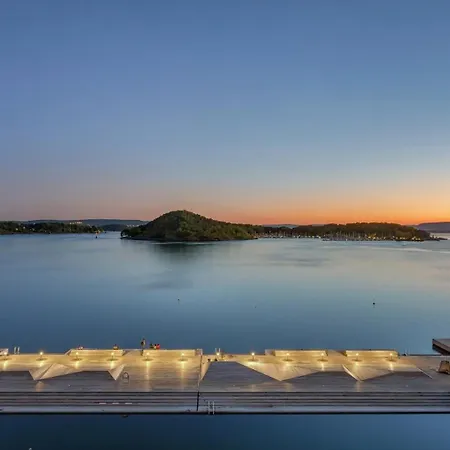 Waterfront - - Private Patio Leilighet