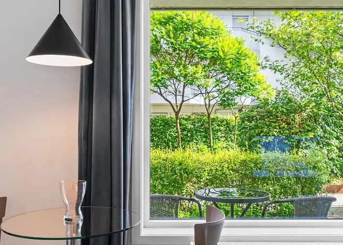 Waterfront - - Private Patio Leilighet