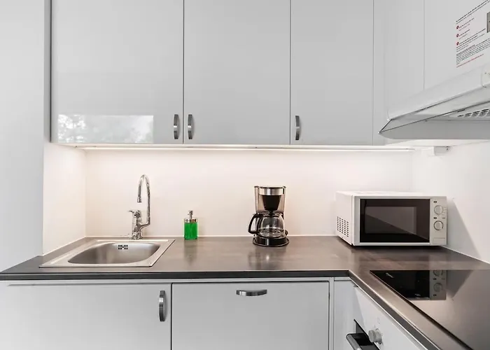 Waterfront - - Private Patio Daire