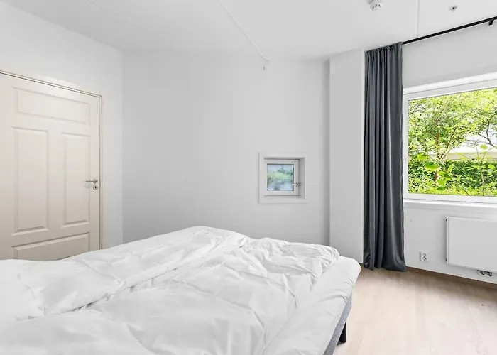 Waterfront - - Private Patio Leilighet